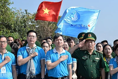 Các đại biểu thực hiện nghi lễ chào cờ chủ quyền tại Cột mốc số 0 ngã ba biên giới Việt Nam - Lào - Trung Quốc. 