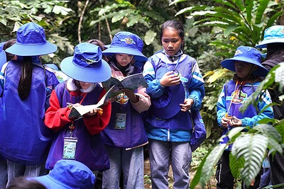 Các thành viên "nhí" của Hành trình tìm hiểu các loài cây trong Vườn quốc gia Cúc Phương.