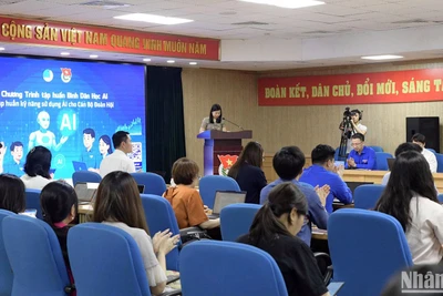 Đông đảo bạn trẻ tham gia chương trình tại đầu cầu trụ sở Trung ương Đoàn (Hà Nội).