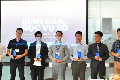 Chủ tịch Hội Thanh niên khuyết tật Việt Nam Phạm Văn Thành (ngoài cùng bên trái) và các thành viên đầu tiên của đội hình "Bình dân học vụ số" hỗ trợ thanh niên khuyết tật. 