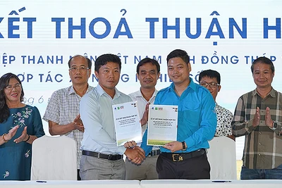 Đại diện Hội Liên hiệp Thanh niên Việt Nam tỉnh Đồng Tháp và XAG Mekong trao biên bản ký kết phối hợp.
