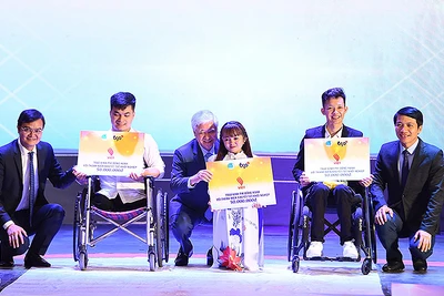 Chủ tịch Ủy ban Trung ương Mặt trận Tổ quốc Việt Nam Đỗ Văn Chiến (ở giữa) và Bí thư thứ nhất Trung ương Đoàn Bùi Quang Huy; Bí thư Thường trực Trung ương Đoàn, Chủ tịch Hội Liên hiệp Thanh niên Việt Nam Nguyễn Ngọc Lương trao phần thưởng tặng các tấm gương "Tỏa sáng nghị lực Việt" năm 2023 tiêu biểu.