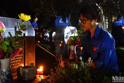 Đoàn viên, thanh niên Thủ đô thắp nén tâm nhang tại Nghĩa trang Mai Dịch.