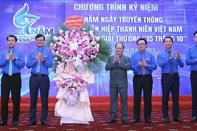 Đồng chí Bùi Quang Huy (thứ 2 từ trái sang) đại diện Ban Bí thư Trung ương Đoàn Thanh niên Cộng sản Hồ Chí Minh trao lẵng hoa chúc mừng các đồng chí lãnh đạo, nguyên lãnh đạo Hội Liên hiệp Thanh niên Việt Nam các thời kỳ tại buổi lễ.
