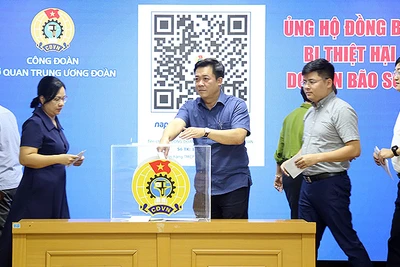 Cán bộ, công chức, viên chức, người lao động cơ quan Trung ương Đoàn quyên góp ủng hộ đồng bào chịu ảnh hưởng do cơn bão số 3 gây ra. 