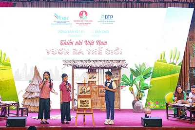 Thí sinh Liên đội Trường tiểu học Trưng Vương với màn thuyết trình được dàn dựng công phu về tranh dân gian Đông Hồ.