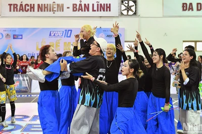 Khoảnh khắc đội tuyển nhảy đối kháng Trường Đại học Hà Nội lên ngôi vô địch.