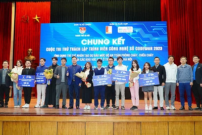 Đại diện Ban tổ chức cùng các thí sinh giành giải tại chung kết Cuộc thi.