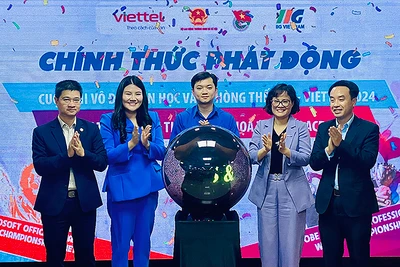 Bí thư Trung ương Đoàn, Chủ tịch Hội Sinh viên Việt Nam Nguyễn Minh Triết (ở giữa) và đại diện các bộ, ngành, đơn vị liên quan thực hiện nghi thức phát động các Cuộc thi.