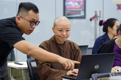 Các chuyên gia hỗ trợ sư cô T.Đ tại lớp học về AI.