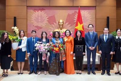 Phó Chủ tịch Quốc hội Nguyễn Thị Thanh (thứ 5 từ phải sang) trao hoa tặng bà Caroline Nyamayemombe và bà Michaela Bauer (lần lượt thứ 6 và 7 từ phải sang) cùng đại diện các cơ quan liên quan tại buổi tiếp.