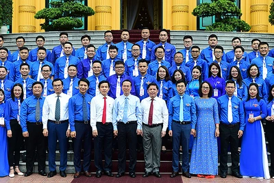 Chủ tịch nước Võ Văn Thưởng cùng đại diện lãnh đạo Trung ương Đoàn, Đảng ủy, Đoàn thanh niên Khối các cơ quan Trung ương và các đại biểu dự Liên hoan.