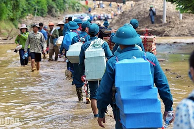 Các chiến sĩ trẻ lực lượng vũ trang mang theo nhu yếu phẩm, thuốc men hành quân đến các địa điểm chịu ảnh hưởng của thiên tai tại Mường Pồn những ngày qua.