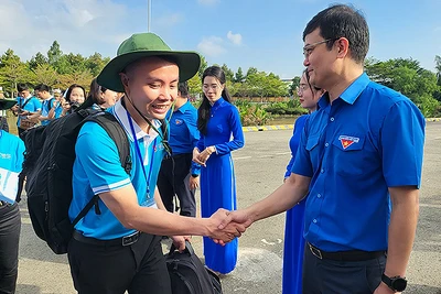 Đồng chí Bùi Quang Huy tiễn đoàn hành trình tại cảng Cát Lái (Thành phố Hồ Chí Minh).