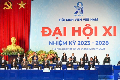 Đại hội vinh dự đón Chủ tịch nước Võ Văn Thưởng và các đồng chí lãnh đạo Đảng, Nhà nước, bộ, ngành tham gia Đoàn Chủ tịch. 