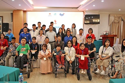 Các đại biểu thanh niên khuyết tật và đại diện các bộ, ngành, đoàn thể cùng chuyên gia tại Hội thảo.