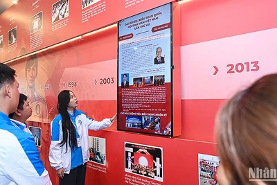 Tại khu vực "Bức tường lịch sử", các đại biểu có thể dịch chuyển màn hình để được cung cấp các thông tin tương ứng với mỗi giai đoạn phát triển của Hội Sinh viên Việt Nam.