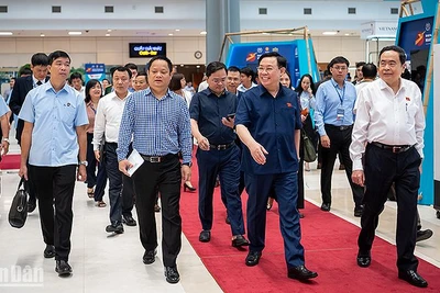 Chủ tịch Quốc hội Vương Đình Huệ và các đại biểu kiểm tra công tác chuẩn bị tổ chức Hội nghị Nghị sĩ trẻ toàn cầu lần thứ 9. (Ảnh: Duy Linh)