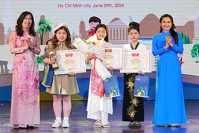 Thứ trưởng Ngoại giao Lê Thị Thu Hằng (bên trái) và Bí thư Trung ương Đoàn, Chủ tịch Hội đồng Đội Trung ương Nguyễn Phạm Duy Trang (bên phải) trao giải Nhất tặng các thí sinh Hải Phòng.