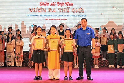 Phó Chủ tịch Hội đồng Đội Trung ương Lê Anh Quân trao giải nhất tặng các thành viên của đội Trường tiểu học Lê Mao (thành phố Vinh, tỉnh Nghệ An).