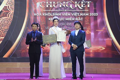 Đại diện Ban tổ chức Cuộc thi trao giải Hoa khôi sinh viên khu vực miền Bắc tặng thí sinh Nguyễn Phương Nguyên.