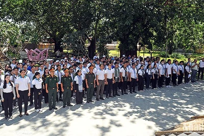 Đoàn đại biểu Hành trình mặc niệm, dâng hương tại Đền Thổ Châu.