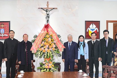 Đồng chí Đỗ Văn Chiến (thứ 5 từ phải sang) tặng hoa chúc mừng Tổng Giám mục Giuse Vũ Văn Thiên (thứ 3 từ trái sang).