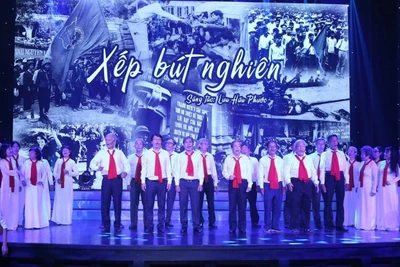 Các cựu học sinh, sinh viên từng tham gia phong trào những năm 1967-1970 cất cao lời ca tại chương trình. 