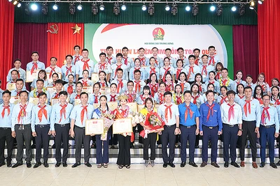 Ban tổ chức Trại huấn luyện Kim Đồng toàn quốc năm 2023 khu vực miền bắc trao bằng khen, chứng nhận kỷ lục chuyên môn tặng các trại sinh tiêu biểu.