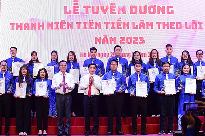 Đại diện lãnh đạo các bộ, ngành trao Kỷ niệm chương và chứng nhận tặng các đại biểu thanh niên tiên tiến làm theo lời Bác Khối các cơ quan Trung ương năm 2023. 