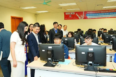 Đại diện các bộ, ban, ngành, đoàn thể tham quan, động viên thí sinh tranh tài sau buổi lễ. 