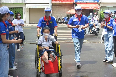 Lực lượng tình nguyện viên "Tiếp sức mùa thi" tại Thành phố Hồ Chí Minh hỗ trợ thí sinh đến phòng thi an toàn.