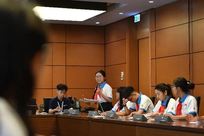 Các đại biểu Phiên họp giả định "Quốc hội trẻ em" lần thứ 2 thảo luận tại tổ.