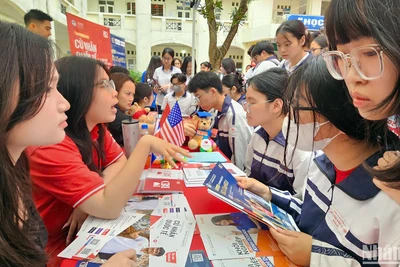 Rất đông học sinh Thủ đô đến tham gia ngày hội để tìm kiếm cơ hội giành học bổng du học.