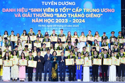 Các đồng chí lãnh đạo Đảng, Nhà nước, đại diện Trung ương Đoàn, Trung ương Hội Sinh viên Việt Nam cùng những "Sinh viên 5 tốt", cá nhân giành Giải thưởng "Sao tháng Giêng" cấp Trung ương năm học 2023-2024.
