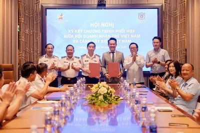 Đại diện 2 bên trao biên bản ký kết hợp tác.