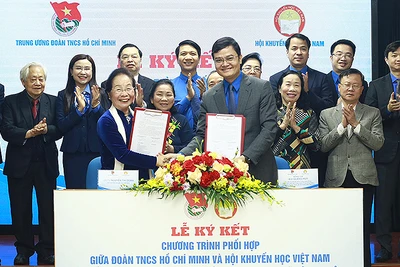 Các đồng chí Nguyễn Thị Doan, Bùi Quang Huy trao đổi biên bản ký kết tại buổi lễ.