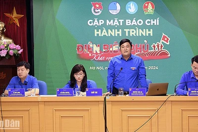 Trưởng Ban Tuyên giáo Trung ương Đoàn Nguyễn Thái An (đứng) và các Phó Chủ tịch Thường trực Hội Liên hiệp Thanh niên Việt Nam, Hội Sinh viên Việt Nam, Hội đồng Đội Trung ương trao đổi thông tin về Hành trình. 