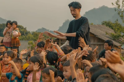 Ca sĩ Đen Vâu (Nguyễn Đức Cường) cùng các em nhỏ vùng cao.
