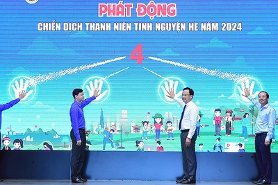 Đại diện Trung ương Đoàn, Đảng ủy, Đoàn Khối các cơ quan Trung ương và các đơn vị liên quan thực hiện nghi thức phát động Chiến dịch.