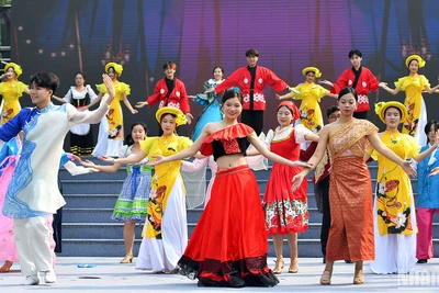 Tiết mục văn nghệ với đa sắc màu các dân tộc trên thế giới do sinh viên Thủ đô trình diễn trong khuôn khổ Connect Fest 2025.