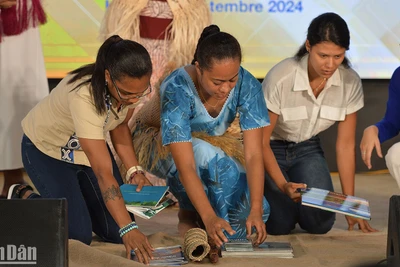 Các đại biểu thanh niên đến từ nhiều quốc gia thành viên, quan sát viên khu vực châu Á-Thái Bình Dương của Tổ chức Quốc tế Pháp ngữ (OIF) thực hiện nghi lễ ngoại giao cổ truyền tại Diễn đàn.