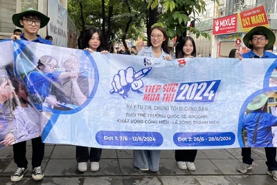 MC Khánh Vy, Đại sứ chương trình "Tiếp sức mùa thi", cùng các tình nguyện viên cổ vũ thí sinh.