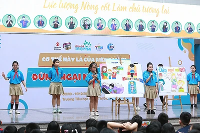 Các nữ sinh tự tin hùng biện trên sân khấu.