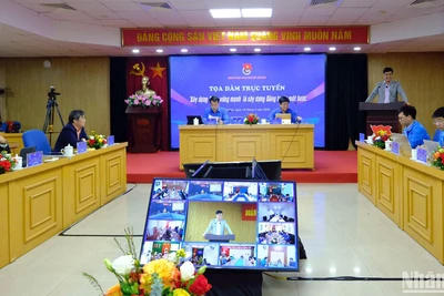 Toàn cảnh tọa đàm tại đầu cầu Hà Nội.