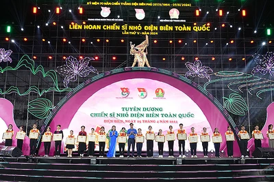 Các đồng chí Bùi Quang Huy, Ủy viên dự khuyết Trung ương Đảng, Bí thư thứ nhất Trung ương Đoàn và Nguyễn Phạm Duy Trang, Bí thư Trung ương Đoàn, Chủ tịch Hội đồng Đội Trung ương trao Bằng khen tặng các "Chiến sĩ nhỏ Điện Biên" toàn quốc năm 2024.
