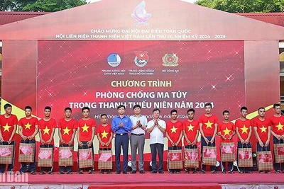 Đại diện Ban tổ chức chương trình trao quà tặng học viên Cơ sở cai nghiện ma túy Gia Minh (xã Gia Minh, huyện Thủy Nguyên, thành phố Hải Phòng).