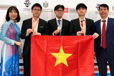 3 học sinh Việt Nam (đứng giữa) đoạt huy chương.