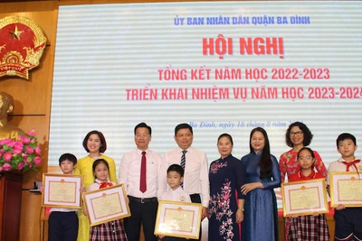 Khen thưởng các học sinh tiêu biểu.