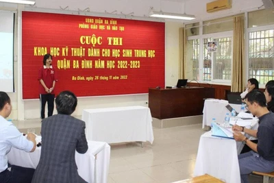 Học sinh quận Ba Đình trình bày dự án tham dự cuộc thi khoa, học kỹ thuật cấp quận.